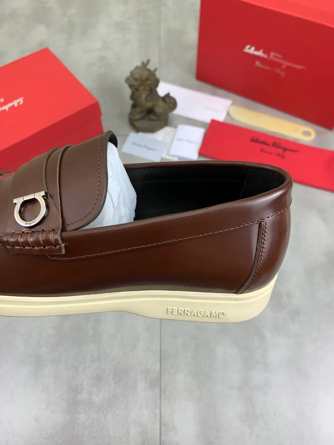 Men's Men's Shoes 💰P580💰[New Style] Water-dyed Niuli 🆘[Salvatore Ferragamo] Ferragamo's latest casual business leather shoes for men! Listed simultaneously! The fabric is made of specially imported original open-edge beaded calfskin, and the interior is made of imported water-dyed cowhide. It is absolutely luxurious and leads the fashion trend. Matching code: 38-44 (45 and 46 can be customized) Black, brown and burgundy colors available